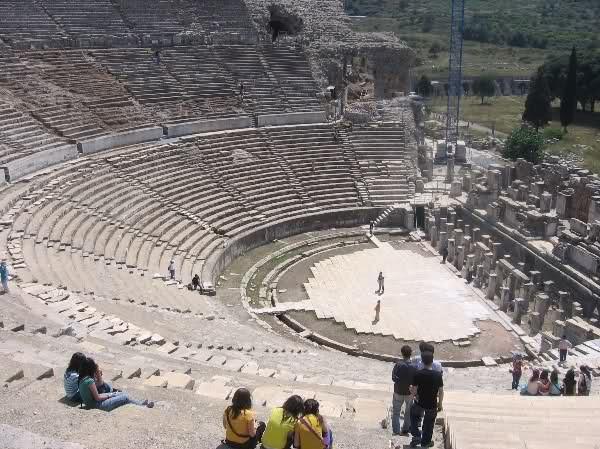 <p><strong>Antik kentte gizemli yolculuk</strong><br />
İzmir`in Selçuk ilçesi yakınlarındaki 4 bin yıllık Efes Antik Kenti, kiliseleri, çarşıları, mağaraları, çeşmeleri ile en çok ilgi çeken turistik mekanlardan.</p>
