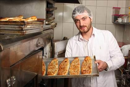 ORHAN BIYIKLI Kollama dizisinde canlandırdığı yiğit komiser karakteriyle hafızalardan silinmeyen oyuncu Orhan Bıyıklı da kazancını ticarete yönlendiren ünlülerden. Bulut Kocaeli şehir merkezinde bulunan Altınoluk Pastanesi’nin sahibi.