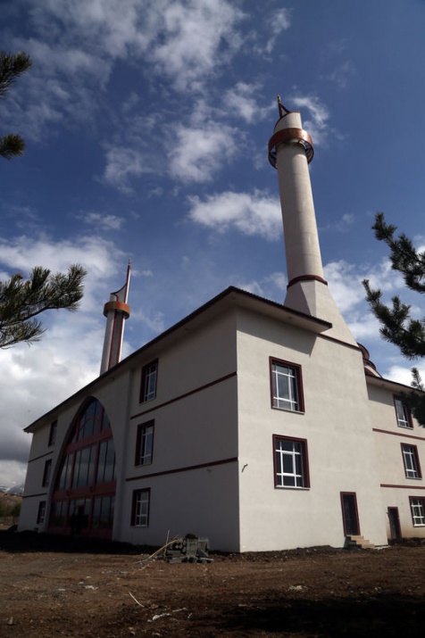 Caminin altında üç lojman olduğunu ifade eden Erdoğan, "Bayan ve erkekler için ayrı tuvaletler var. Caminin girişinde abdest alma yerleri var. Türkiye'de ilk defa engelliler için yerler oluşturuldu. Tekerlekli sandalyeli engelliler, rahatlıkla abdest alabilir, salona da tekerlekli sandalyeyle gidebilirler. Orada sandalyede namazlarını kılabilirler" dedi.