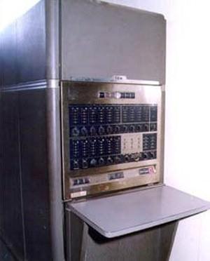 <p>Ülkemize 250 yıl geç gelen matbaanın aksine 1953 itibariyle dünyanın yaygın olarak üretilen ilk bilgisayarı IBM 650, Türkiye'ye 1960 yılında geldi. Türkiye'nin ilk bilgisayarı olma özelliğini taşıyan IBM 650, bugünün bilgisayarlarından son derece farklıydı.</p>