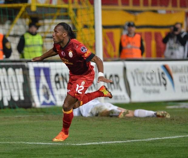 AS: Didier Drogba yeni kulübü Galatasaray'daki macerasına 2-1 biten Akhisar Belediye deplasmanında gol atarak harika bir başlangıç yaptı. Drogba'nın oyuna girmesiyle fark yaratması 7 dakika sürdü.