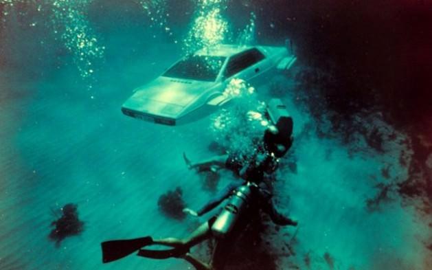<p>12- 007 James Bond'un su altında kullanılabilen arabası Lotus Esprits.</p>