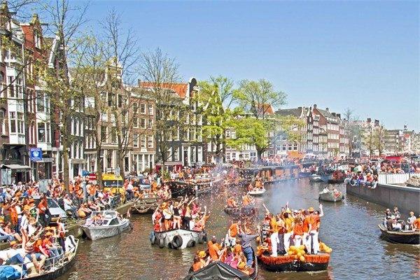 <p>Kraliçe Günü (Queen's Day)</p>
<p>Amsterdam, Hollanda</p>