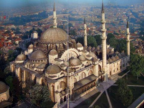 Süleymaniye camiinin 4 minaresi olmasının sebebi, Kanuni'nin İstanbul'un fethinden sonraki dördüncü padişah olmaıdır. Bu dört minaredeki on şerefe de Kanuni'nin Osmanlı'nın onuncu padişahı olmasının bir işaretidir.