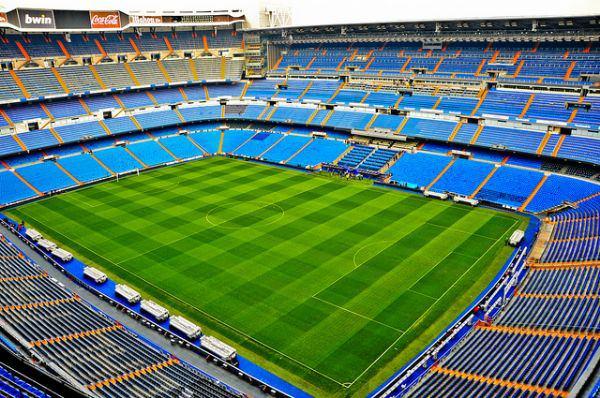 Real'in maçlarını oynadığı Santiago Bernabeu Stadyumu ise tam bir futbol cehennemi. 80 bin 354 kapasiteli stat, buraya gelen rakipler için adeta bir 'korkulu rüya' olarak nitelendiriliyor.