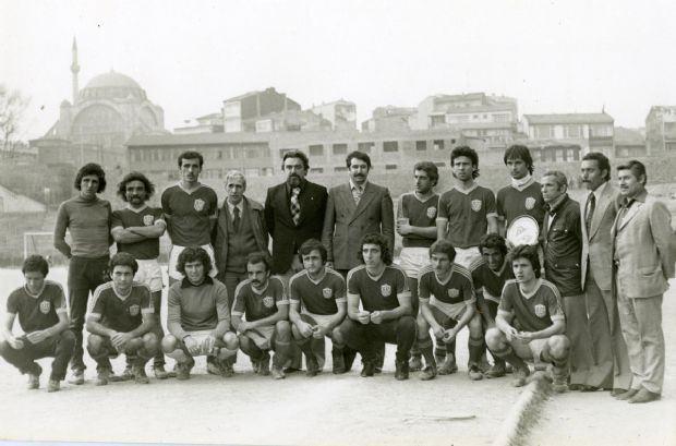 15 Ekim 1975 tarihinde ETTde kadrolu işçi alımı sınavına giren Erdoğanın adına düzenlenen sınava giriş belgesi de kitapta yayınlandı.