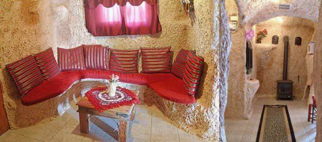 &Ccedil;alışma ve Sosyal G&uuml;venlik Bakanı Faruk &Ccedil;elik, sanat&ccedil;ı İbrahim Tatlıses'in doğduğu belirtilen mağarayı inceleyerek, ''Bu mağaradan &ccedil;ıkıp T&uuml;rkiye'de belli bir noktaya gelmek kolay hadise değil, herkese nasip olmaz'' dedi.