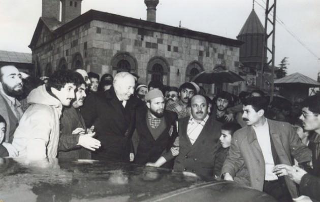 <p>İkinci Dünya Savaşı'ndan sonra Alman üniversitelerinde ilk Türk ilim adamı olan Erbakan, 1953'te doçentlik sınavını vermek üzere Türkiye'ye döndü ve bu sınavı başarıyla vererek henüz 27 yaşındayken Türkiye'nin en genç doçenti oldu. Araştırmalar yapmak üzere tekrar Almanya'ya giden Erbakan, burada yaklaşık 6 ay motor araştırmaları başmühendisi olarak görev yaptı. 1954-1955 yılları arasında askerlik görevini yerine getirdi.</p>
