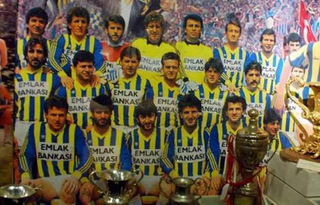 <p>1988-89 Sarı lacivertliler, 1988-89 szonunda fırtına gibi esti. Todor Veselinovic yönetiminde 103 gol atarak rekor kıran Fenerbahçe, 36 maç sonunda 93 puan topladı ve şampiyon oldu. Sarı lacivertlilerde Aykut Kocaman, 29 golle krallık tacını giydi. Fenerbahçe ayrıca, 1987-88 sezonunda geçilen 3 puanlı sistemdeki ilk şampiyonluğunu yaşamış oldu.</p>