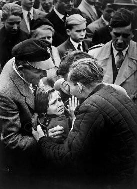 <p><strong>1956 Helmuth Pirath</strong></p>
<p>İkinci Dünya Savaşı sırasında Sovyetler Birliği tarafından esir alınan bir Alman'ın yıllar sonra kızıyla buluşması Pirath'a Pulitzer ödülü kazandırdı.</p>