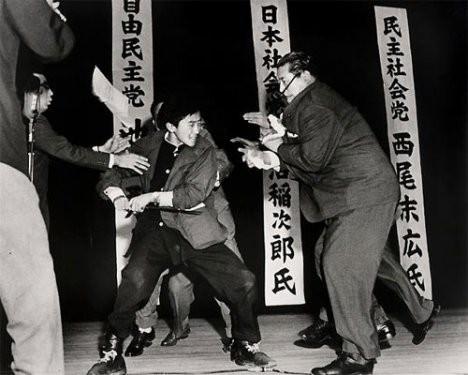 <p><strong>1960 Yasushi Nagao</strong></p>
<p>Japonya 12 Ocak 1960. Sağcı öğrenci, Japon Sosyalist Parti lideri Asanuma'yı öldürmeden saliseler önce.</p>