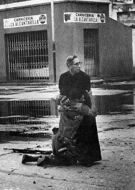 <p><strong>1962 Héctor Rondón Lover</strong></p>
<p>Venezuella Sniper tarafından vurulan bir asker son anlarında papaza tutunuyor...</p>