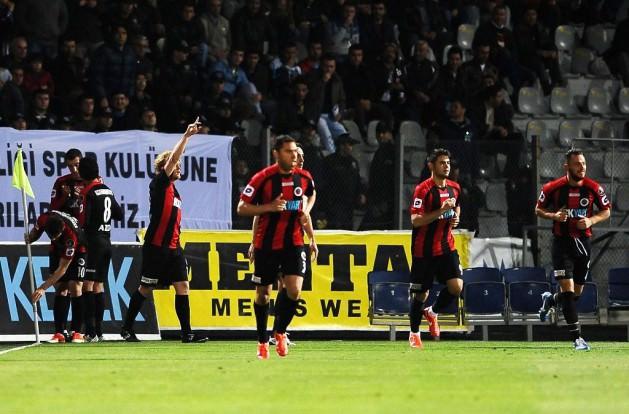Ne Çektiniz be Fenerliler. Her sene ucuna kadar gel şampiyon olama. Ama ne yapcan, Galatasaray'ı mı tutcan. Mecbur Feneri tutmaya devam etcen