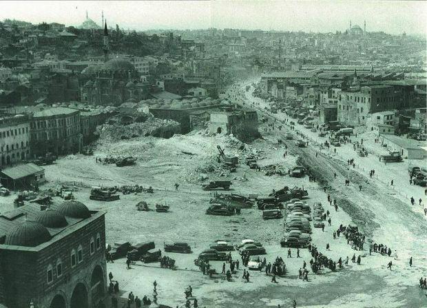 <p>Eminönü meydanı ve Unkapanı güzergahı istimlakleri yol düzenleme çalışmaları...1956</p>