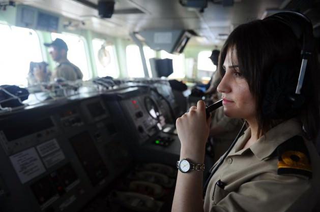 Tatbikat kapsamında Aksaz Limanı açıklarındaki faaliyetlerini sürdüren savaş gemisi Barbaros Fırkateyni'nin 200 personeli arasında görev yapan üç kadın subay, zorlu görevler karşısındaki başarılı çalışmalarıyla dikkati çekiyor.