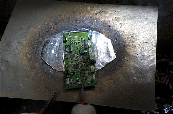 <p>Kent halkı küçük atölyelerinde bu elektronik atıkların üzerindeki bakır ve altın gibi değerli madenleri ayrıştırmanın peşinde..</p>