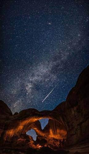ABD’nin Utah eyaletinde bulunan Arches Milli Parkı’nda çekilen fotoğraf Perseid meteor yağmuru sırasında bir göktaşının bir anını yakalamış. Her yıl gerçekleşen Perseid, en tanınmış ve güçlü meteor yağmurlarından biri: Saatte 80 göktaşına kadar gözlemlemek mümkün ancak bu göktaşlarını kamerada yakalamak neredeyse imkansız. Share on facebook Share on twitter Share on email Share on myspace Share on google Share on favorites Share on facebook_like