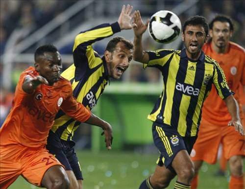 Önce sarı kırmızılı formayla 67 dakika 10 kişi oynayan takımına maçı kazandırdı; ardından rakibe transfer oldu, daha ilk resmi derbisinde galibiyeti bu sefer yeni takımına armağan etti. Tanju Çolak böylece, Türk futbol tarihinin en önemli derbi golcüsü olarak adını yazdırdı.