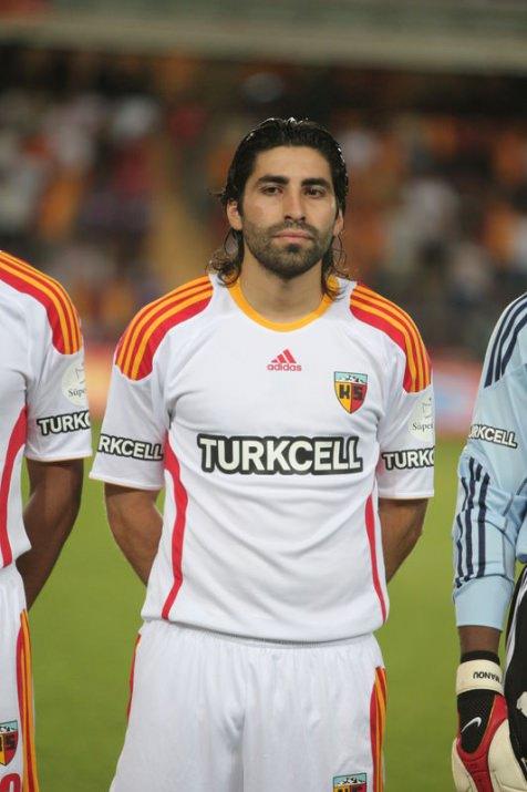 <p><strong>FRANCO CANGELE<br /><br /></strong>2007 yılında transfer olduğu Kayserispor ile futbol kariyerinin zirvesine çıkan Arjantinli futbolcu 2008 yılında yaşadığı sakatlık sebebiyle 6 ay sahalardan uzak kaldı. 6 ay sonra formasına kavuşan Cangele tekrar sakatlandı. Üst üste geçirdiği talihsiz sakatlıklar yüzünden bir türlü eski formunu yakalayamayan futbolcu 2013 yılında eski kulübü Boca Juniors'un yolunu tuttu.<br /><br /><strong>Mehmet Can Belören / HABER 7</strong> </p>