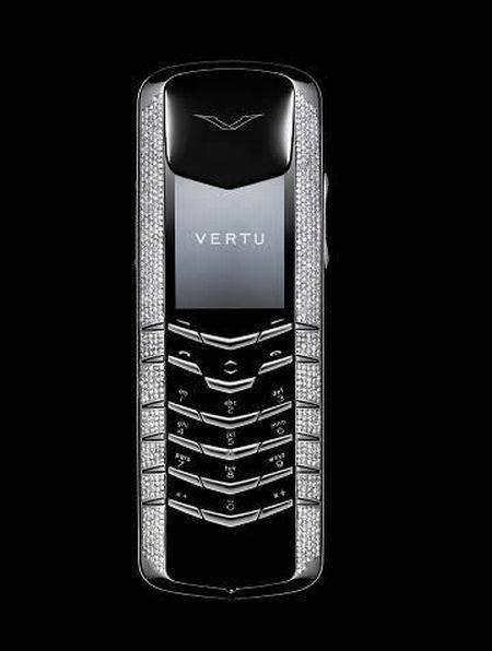 <p>Vertu'nun elmaslarla süslenmiş bu telefonun satış fiyatı 88 bin dolar</p>
