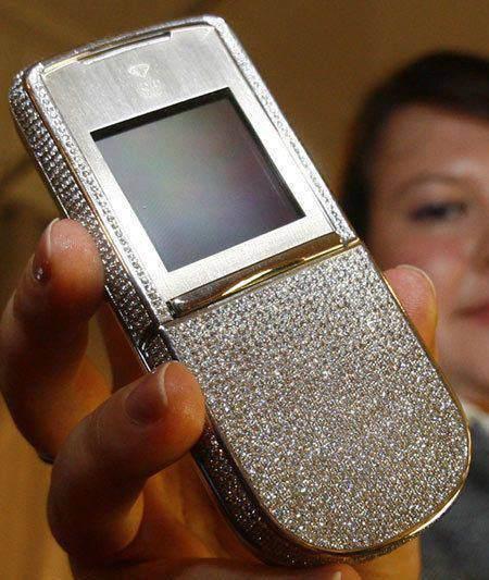 <p>KMD'in altın ve elmaslarla süslenmiş bu telefonun fiyatı ise 278 bin dolar</p>
