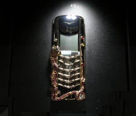 <p>Vertu ve Nokia ortaklığıyla yapılan bu özel telefon kobra şeklinde tasarlanmış değerli taşlardan ve altından oluşan bir süse sahip. Bu özel telefonun fiyatı ise 310 bin dolar</p>
