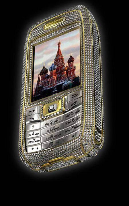<p>Beyaz ve sarı altın kaplama olan cihazda 3 bin adet değerli taş bulunuyor. Telefonun fiyatı ise 350 bin dolar</p>
