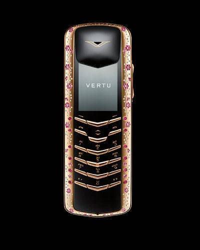 <p>Pembe altın ve elmaslarla süslenmiş telefonun fiyatı 410 bin dolar</p>
