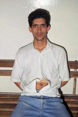 <p><strong>TORNAVİDALI KATİL</strong><br />Cumhuriyet tarihinin en çok insan öldüren katili olan Yavuz Yapıcıoğlu, 1994-2002 yılları arasında polis kayıtlarına göre 18, ailesine ve görgü tanıklarına göre 43 kişiyi öldürdü. Sudan bahanelerle işlediği cinayetlerden bir kaçı şöyle; 1994’te İstanbul’da aynı mahallede oturan bir genç kız ‘günaydın’ dedi. Bu yüzden kızla ve genç kızın nişanlısı ve arkadaşlarıyla kavga etti. Kavgada bıçağını çekip 3 kişiyi öldürdü. Pertevniyal Lisesi önünden geçerken bir hademe ile kız öğrencinin tartıştığını görüp olaya karıştı. Önce kızı kovaladı, sonra kendisini engelleyen hademeyi bıçakla öldürdü. Cinayetten sonra kaçtığı Adana’da olmadık sebeplerle 3 kişiyi daha öldürdü.</p>