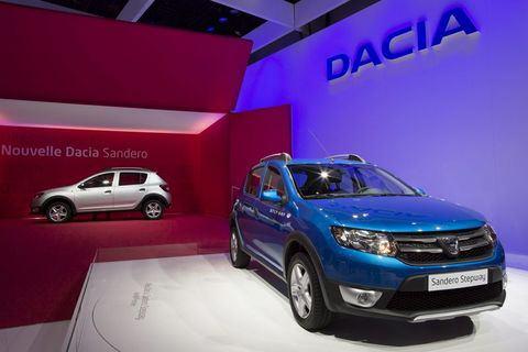 DACIA, AY SONUNA KADAR ÖTV FARKINI ÖDEYECEK Dacia, ''31 Ekim'e kadar ÖTV farkı bizden'' kampanyası yaparak satışlarını koruyacak. Ayrıca yüzde 8,99 faizle ''Şimdi al ödemeyi 3 ay ertele'' imkanını da sunan Dacia, ''Bu faize vurulmuş bir darbe, ödemelere yapılmış bir ertelemedir'' sloganını kullanıyor. Dacia, Duster modelini 32 bin 900 TL'den başlayan fiyatlarla satıyor ve bu model için dosya masrafı da almıyor.
