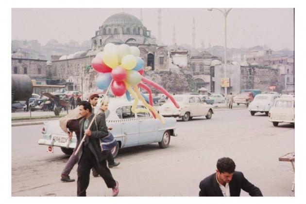 <p>Indiana Üniversitesi, Charles W. Cushman fotoğraf koleksiyonundan eski İstanbul fotoğrafları çıktı. Günümüze kıyasla daha tenha görülen İstanbul'un bu fotoğrafları 1965 yılında çekilmiş.</p>