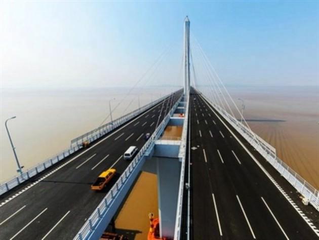 Dünyanın en uzun ve geniş asma köprüsünün inşaatı Çin’in Shaoxing kentinde tamamlandı.