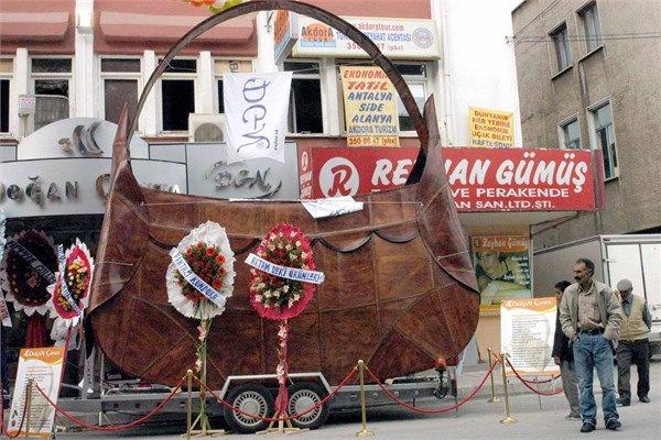 <p id="summary">Konya'da bir çanta firması Guinness Rekorlar Kitabı'na girmeyi de başaran 6 metre 30 santimetre boyunda ve 900 kilo ağırlığındaki dev çantanın tanıtımını yaptı.</p>