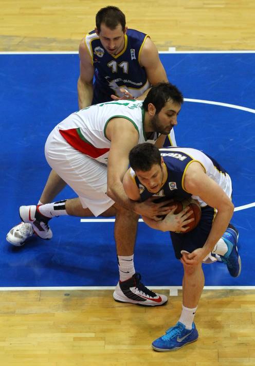 FIBA Eurochallenge Final Four'da Karşıyaka, EWE Baskets'i 66-62 mağlup ederek finale kaldı.