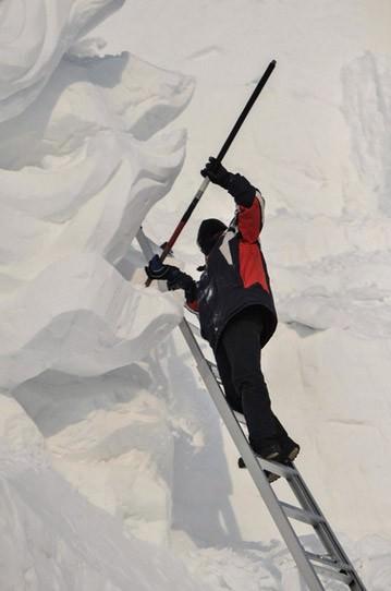 Çin'de gerçekleşen 'Jingyue Snow World Festival' adlı geleneksel kar festivalinde dev binalar inşa edildi. Binaların özelliği ise hepsinin kardan yapılması... 200 kilometrekarelik bir alanda gerçekleşen festival için onlarca sanatçı günlerce çalıştı. Heykeller, gece de ışıklandırılarak görsel bir şölen sunuyor.