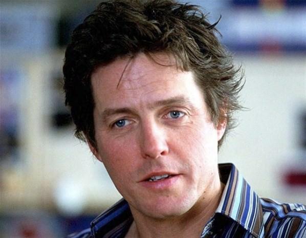 Hugh Grant - Hugh Grant'ın tipik rolüyse… Hugh Grant! İngiliz aktörün oynadığı roller sanki hep bir karakterde birleşiyor: farklı bir kıza umutsuzca aşık olan bir adam. Ünlü oyuncu tipik sempatik, iyi adam rolünden kurtulabilmek için ne kadar Bridget Jones serisinde karşımıza ahlaksız bir kadın avcısı olarak da çıksa, aşırı derecede etkileyici imajından, yani kendi havasından kurtulamıyor.