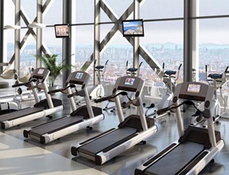 SPORDA İHTİSAS DÖNEMİ  Kadınlara özel spor salonları, ofis çalışanlarına özel yoga programları, hamileler, osteoporoz hastaları, omurga problemi olanlara yönelik pilates merkezleri... Artık 7’den 70’e herkes için etkili, uygun spor ve sağlık merkezi bulmak mümkün. Türkiye’de büyük küçük yüzlerce spor ve sağlık merkezi faaliyet gösteriyor. Sektör henüz yeterli büyüklüğe ulaşamasa da Türk insanının bu alana yönelen bir ilgisi olduğu açık.  Üstelik bu tür merkezlerin kurulum maliyeti sanıldığı kadar yüksek değil. Hatta bu alanda kendini kanıtlamış yerli ve yabancı zincirlerden franchise aldığınız takdirde hem riski düşürüp hem de birçok konuda destek de sağlayabilirsiniz.