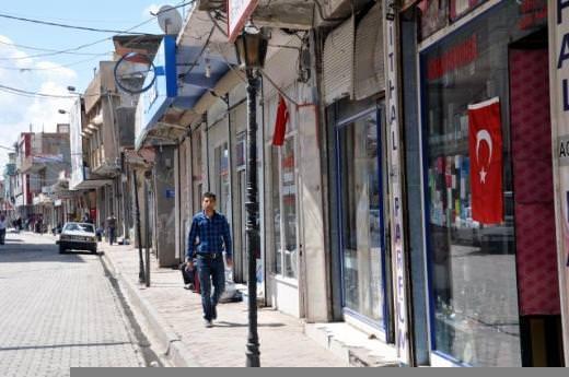 Doğu ve Güneydou Anadolu Bölgesi'nde 23 Nisan Ulusal Egemenlik ve Çocuk Bayramı coşkuyla kutlandı. 23 Nisan kutlamaları kapsamında bugün Şırnak'ın Cizre İlçesi'nde esnaf uzun yıllar sonra ilk kez Türk Bayrağı astı. Sabah erken saatlerde işyerlerini açan esnaflar, ilk iş olarak Türk Bayrakları'nı işyerlerinin camlarına astı.