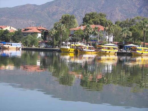 Köyceğiz, tarih ve doğa... Bir liman kenti olarak tarihi 4 bin yıla dayanan şehrin, tercih edebileceğiniz çok farklı özellikleri bulunuyor. Örneğin, Sultaniye köyunde termal kaplıcalara gidebilir, Yayla köyü ve Gökçeova'da safari yapabilirsiniz.