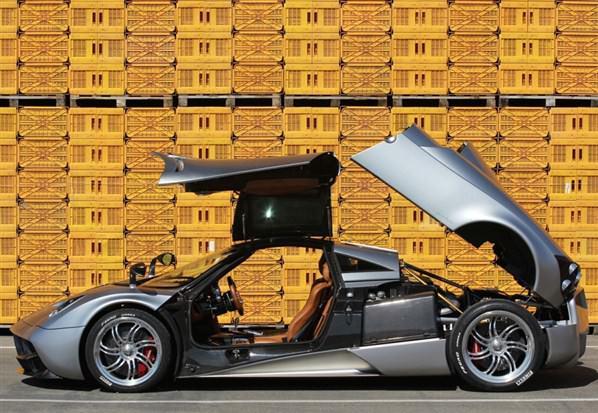 İtalyan lüks otomobil markası Pagani, yeni Huayra modelini yaklaşık 1.2 milyon dolarlık fiyatla satışa çıkaracak.