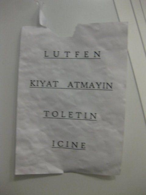 Hepimiz umumi tuvaletlerde uyarı niteliğinde olan yazıları biliriz.