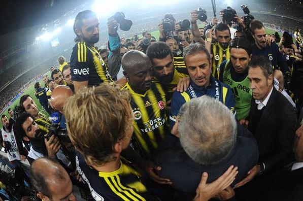 <p>Daily Mail, Fenerbahçe'nin şampiyonluğunu 'Türk Lokumu' başlığıyla verirken; 'Fenerbahçe 19. şampiyonluğunu 50.000 kadın ve çocuk taraftar önünde kutladı' ifadelerini kullandı.</p>