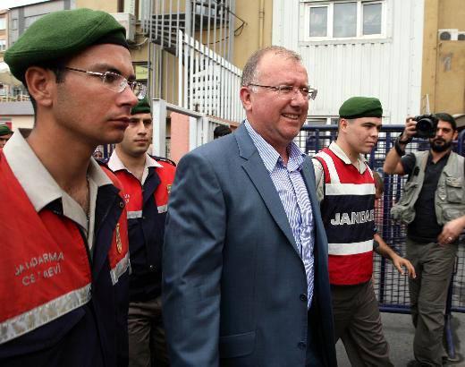 SÜHA TANYERİ “Balyoz Planı” davasına bakan İstanbul 10. Ağır Ceza Mahkemesi, emekli Tuğgeneral Süha Tanyeri'yi 18 yıl hapis cezasına çarptırdı.