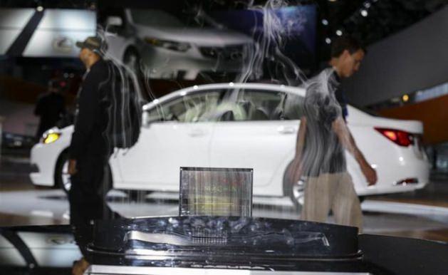 <p>Egsozdan esinlenen Lexus firması, standına kurduğu buhar perdesine animasyon yansıttı. Basın mensuplarından yoğun ilgi gören fuar yarın da halka açılacak.</p>
