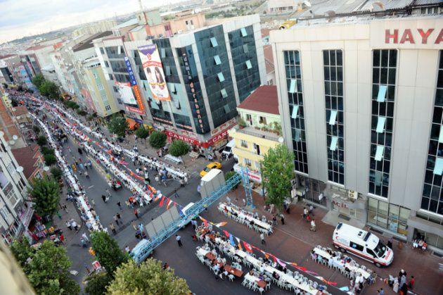 <p><strong>AK PARTİ ESENLER'DE DE REKOR BEKLİYOR</strong><br /><br />Esenler bölgesi AK Parti geleneğinin her zaman güçlü olduğu bir ilçedir. Güçlü taban desteğinin yanı sıra önemli projeleri ile ön plana çıkmış bir belediye başkanı var. Sultanbeyli'de olduğu gibi %70'lere yakın bir oy oranı ile mevcut başkan Tevfik Göksu'nun seçimi yeniden kazanacağını şimdiden söyleyebiliriz.</p>