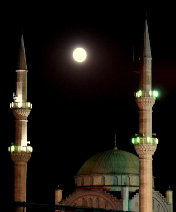 İSTANBUL'da akşam saatlerinde çıkan dolunay izleyenlere eşsiz bir güzellik sergiledi, kartpostallık görüntüler ortaya çıktı.  Hemen hemen tüm semtlerden görülen dolunay seyir keyfi yaşattı.