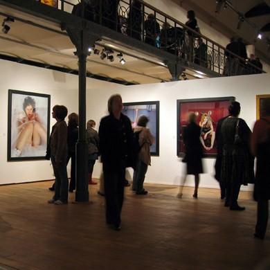 Şehirdeki sanat olaylarını takip edin, birkaç sergi gezin.