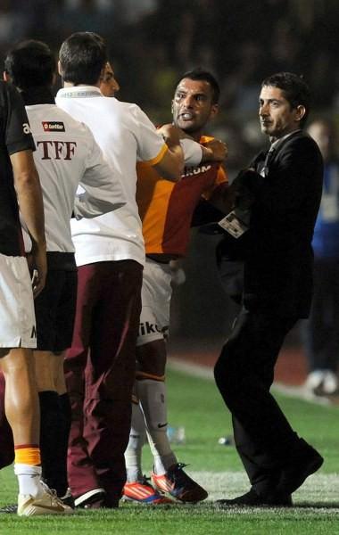<p>Süper Kupa finalindeki tek olumsuz tablo, hakem Cüneyt Çakır'a saldıran Engin Baytar'a aitti. Engin'e, sportmeliğe aykırı davranışları nedeniyle Profesyonel Futbol Disiplin Kurulu tarafından 11 maçlık tarihi bir ceza verildi.</p>