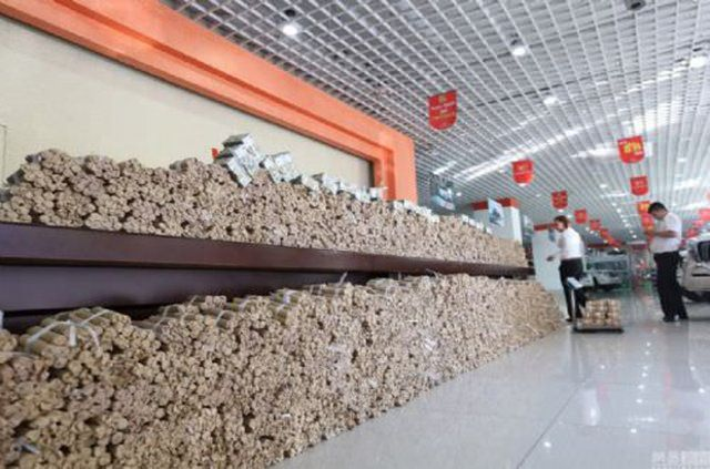 <p>Bir&ccedil;ok bankanın b&ouml;yle bir &ouml;demeye yanaşmaması &uuml;zerine Gan isimli alıcı bir kamyon tutarak paraları bankaya getirdi...</p>
