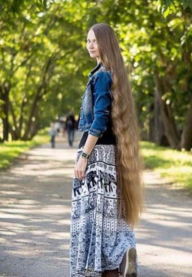 <p>Dashik Gubanova, ünlü masal kahramanı Rapunzel gibi olan uzun saçlarıyla çekip paylaştığı fotoğraflar sayesinde önce ülkesinin Instagram fenomeni oldu sonra da tüm dünyanın.</p>

